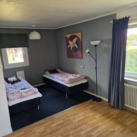 Villa Med Egen Parkering. Moejlighet Att Boka Fran 1 Och Upp Till 5 Personer. Örebro Dış mekan fotoğraf
