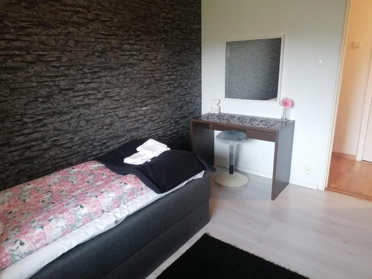 Villa Med Egen Parkering. Moejlighet Att Boka Fran 1 Och Upp Till 5 Personer. Örebro Dış mekan fotoğraf