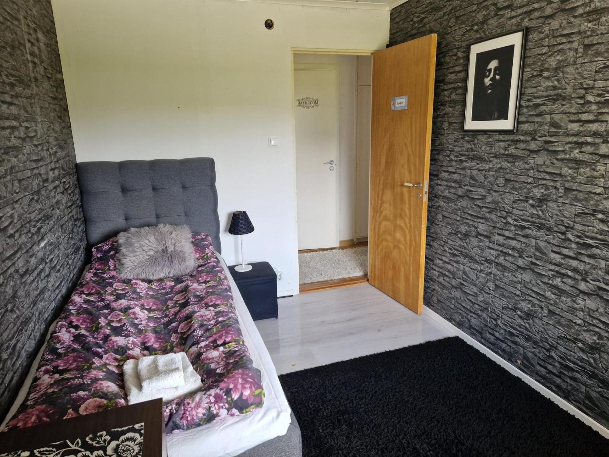 Villa Med Egen Parkering. Moejlighet Att Boka Fran 1 Och Upp Till 5 Personer. Örebro Dış mekan fotoğraf